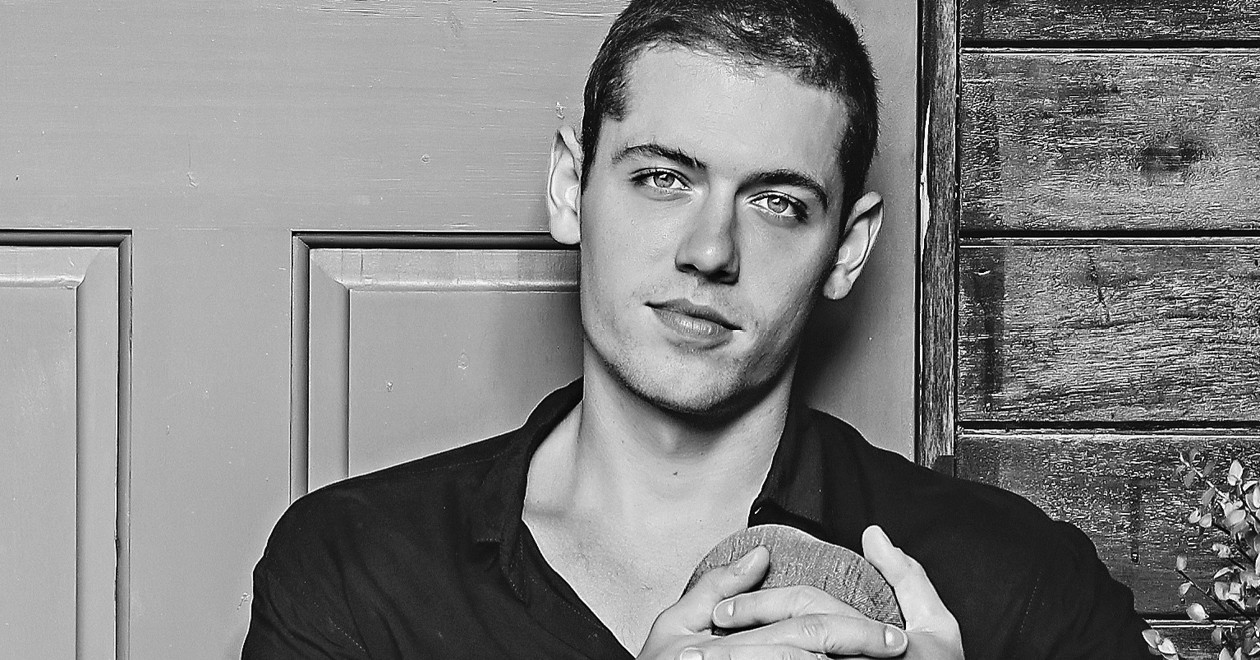 Portrait de Matéo Esquivel, auteur-compositeur : photo en noir et blanc